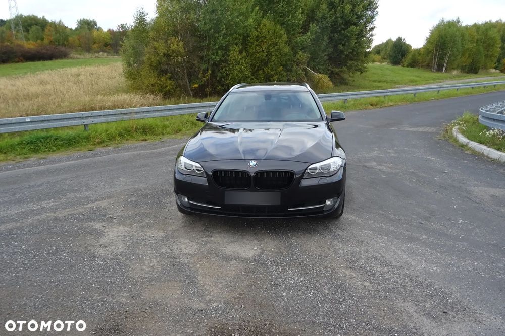 BMW 5 Series 2011 photo 2