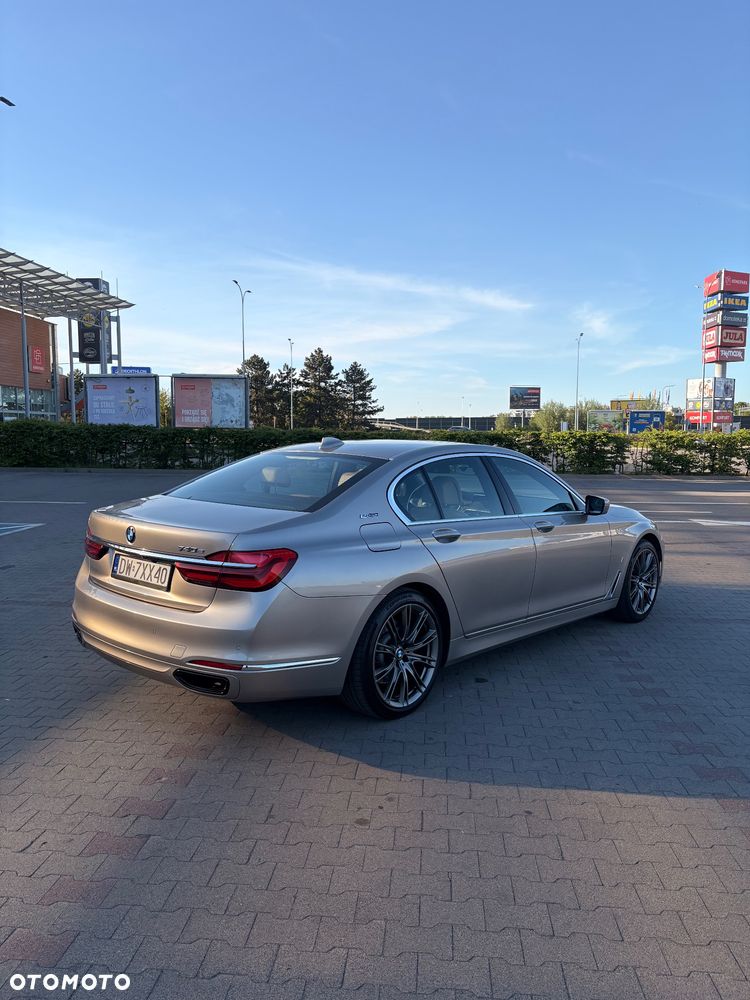 BMW Seria 7 740i - 4