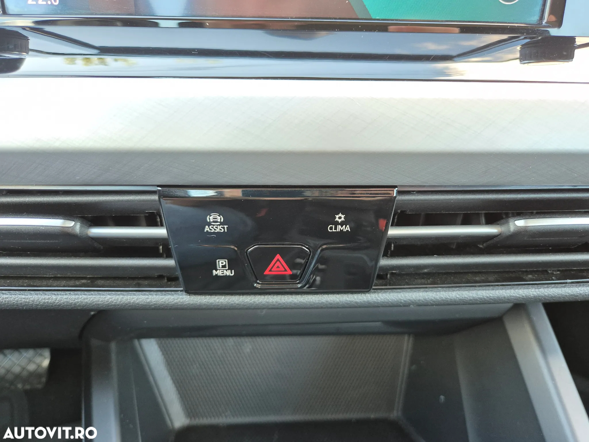 Volkswagen Golf 1.0 eTSI DSG MHEV Life - 33