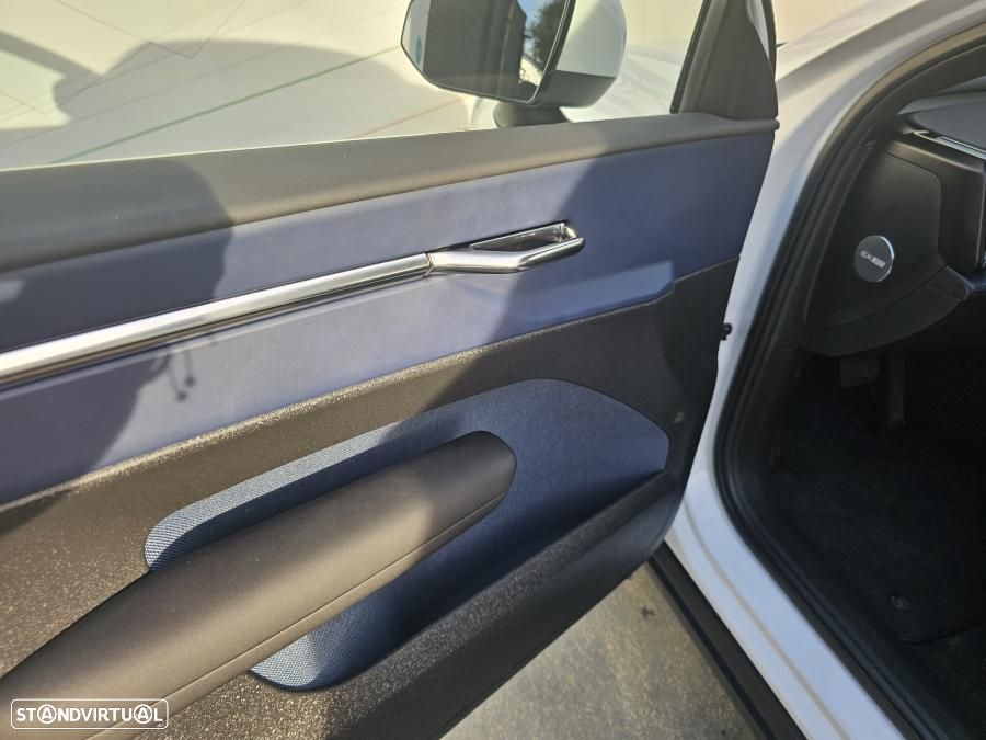 Volvo EX30 Single Motor Extended Range RWD Core - 32