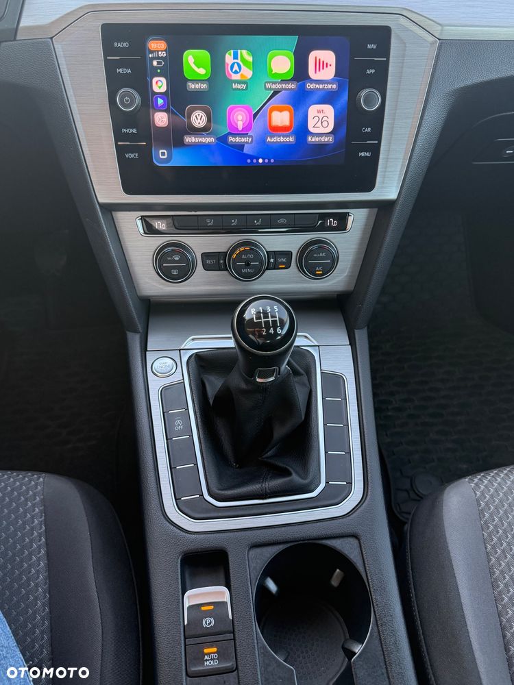 Volkswagen Passat 2.0 TDI SCR Comfortline - 25