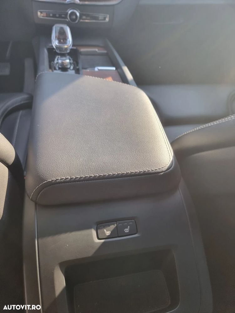 Volvo XC 60 B4 MHEV AT FWD Plus Dark - 15
