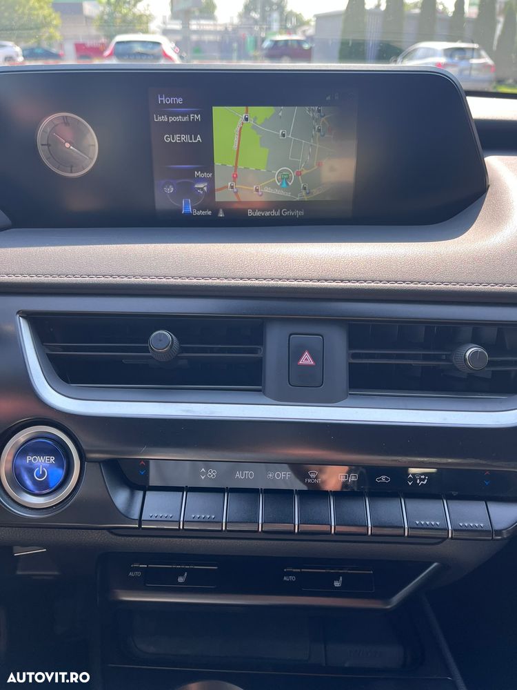 Lexus UX 250h FWD Executive - 8