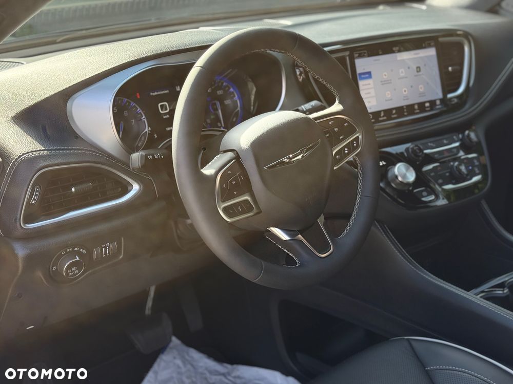 Chrysler Pacifica - 17