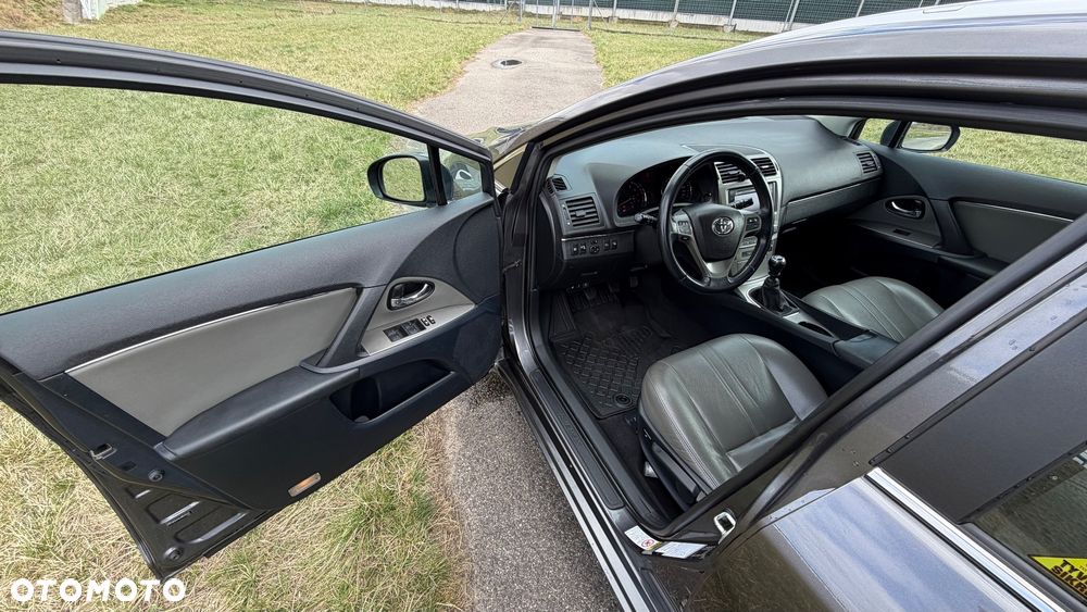 Toyota Avensis 2.0 Executive - 9