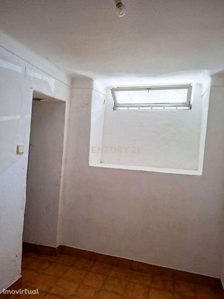 Apartamento T2 para Recuperar em Odivelas, Lisboa - Grande imagem: 2/17