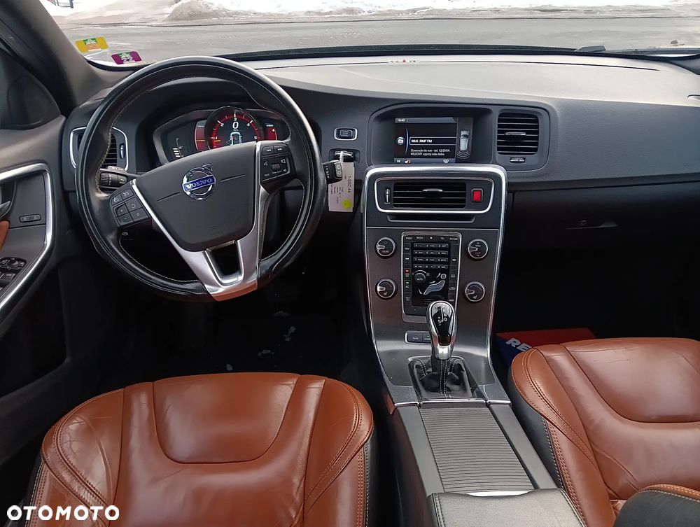 Volvo V60 D6 AWD Plug-in Hybrid R-Design Momentum - 37