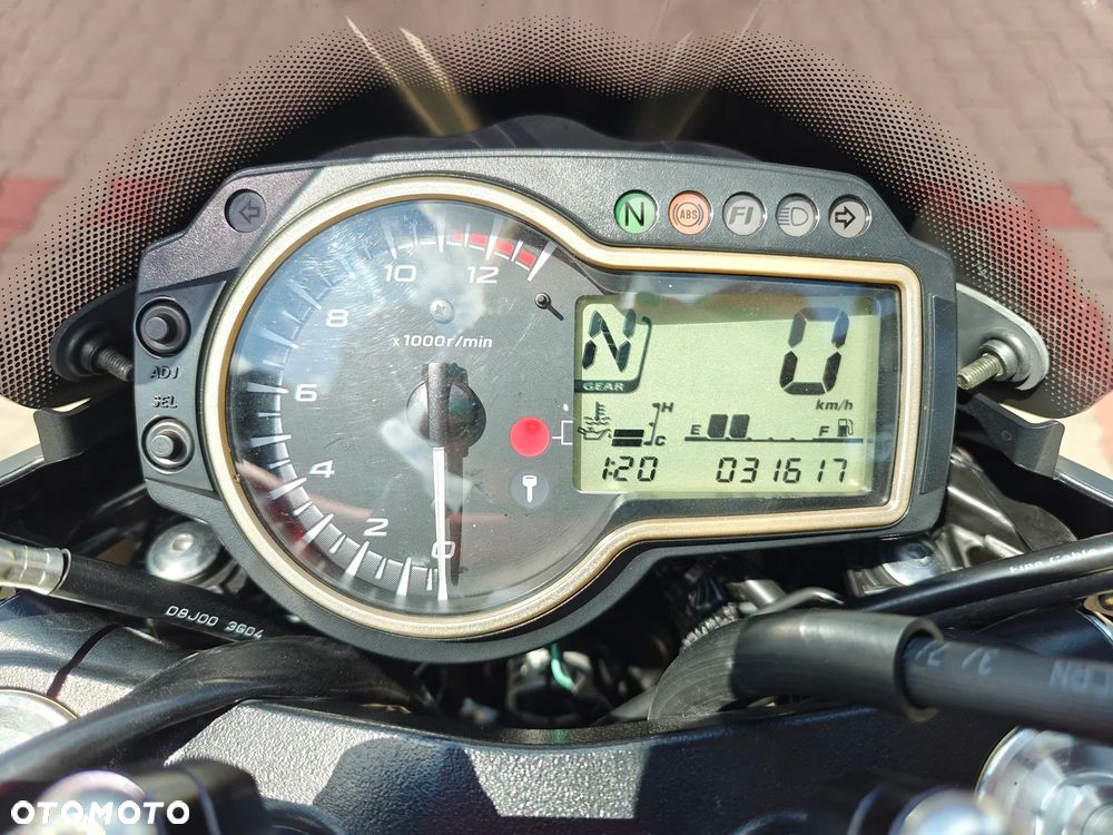 Suzuki GSR - 2