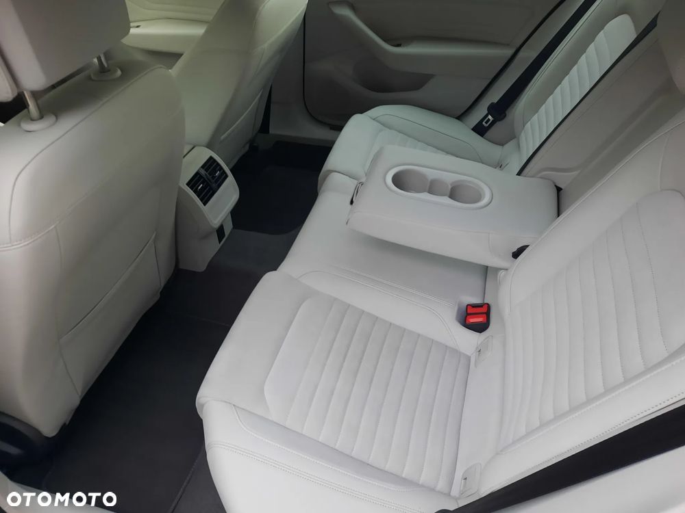 Volkswagen Passat 2.0 TDI Elegance DSG - 18