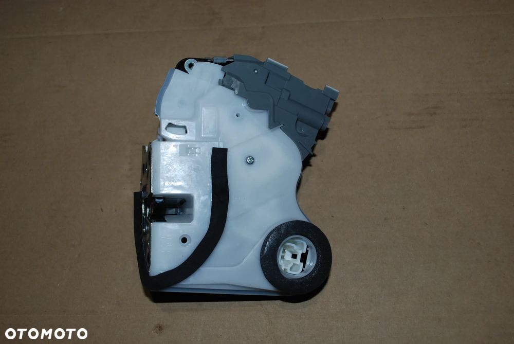 ZAMEK DRZWI PRZEDNI PRAWY SUZUKI JIMNY IV 18 r.- NOWY OE 82210-77R24 - 4