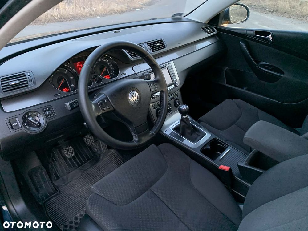 Volkswagen Passat 1.9 TDI DPF BlueMotion - 9
