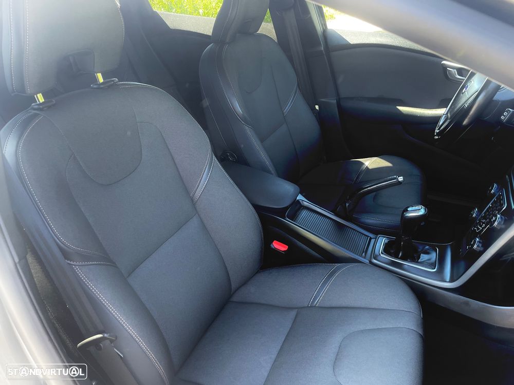 Volvo V40 Cross Country D2 Momentum - 24