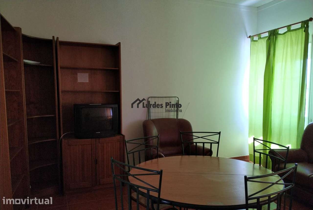 Quarto a rapariga perto da Escola Superior de Educação - Grande imagem: 4/12