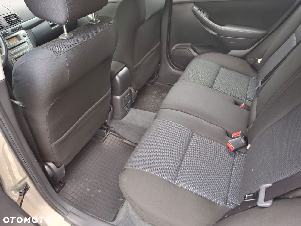Toyota Avensis 1.8 VVT-i Executive - 22