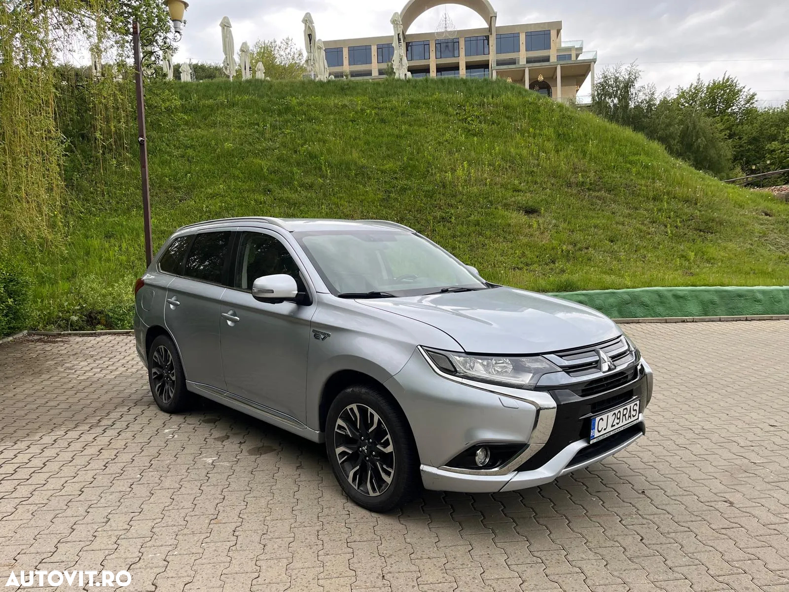 Mitsubishi Outlander - 3