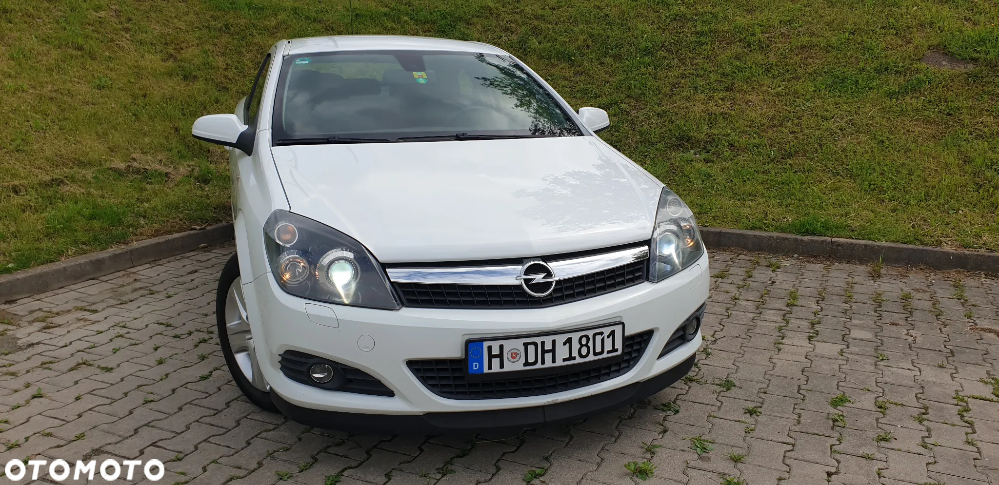 Opel Astra GTC 1.6 Cosmo - 3