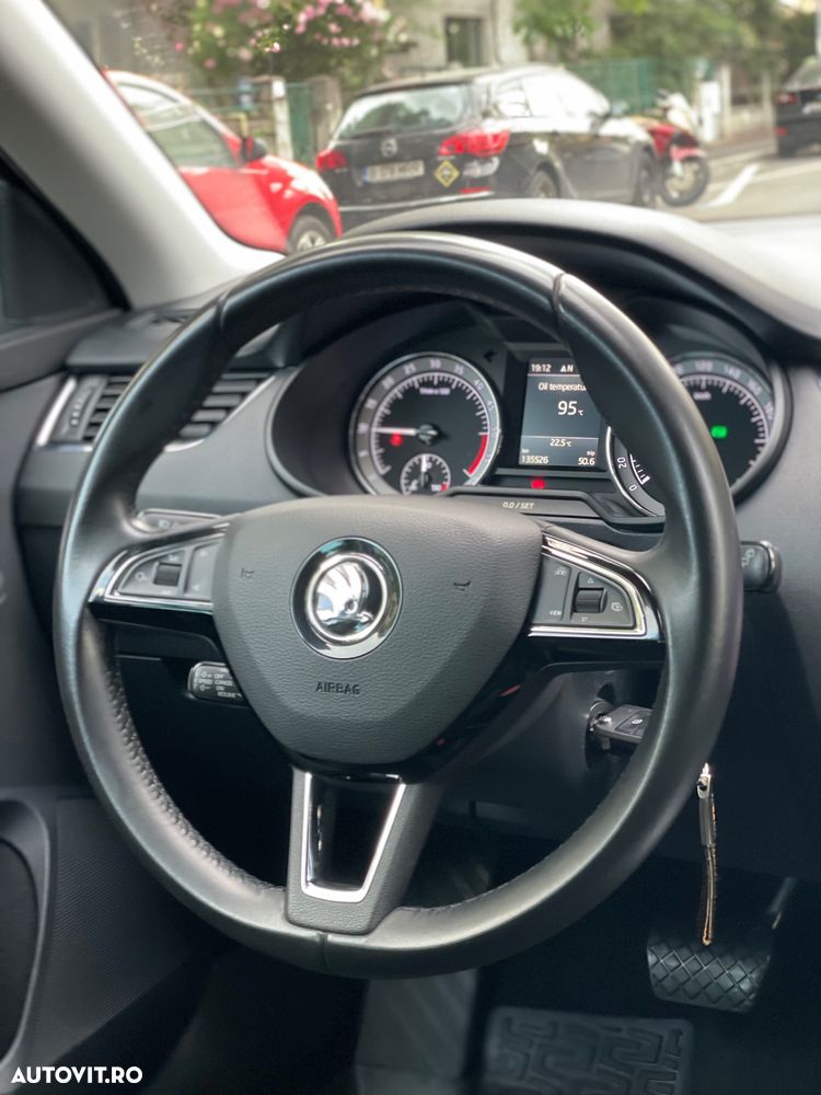 Skoda Octavia 1.6 TDI DSG Style - 10