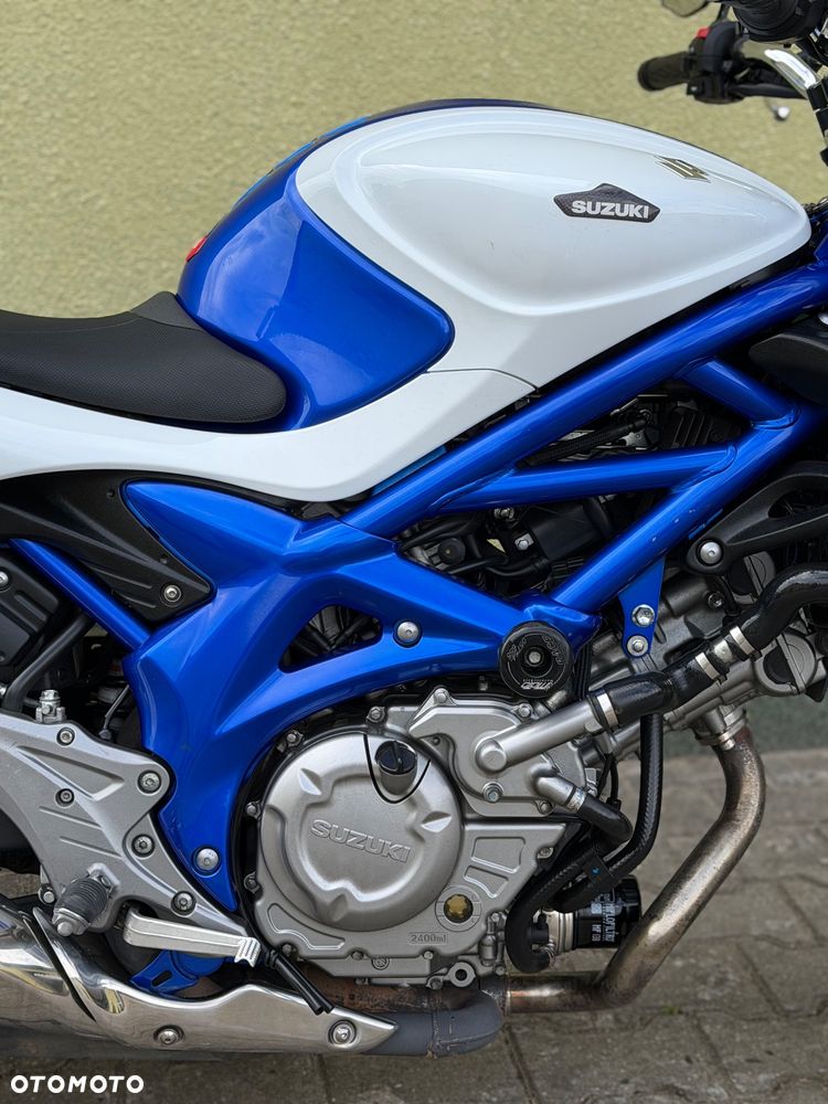 Suzuki Gladius - 8