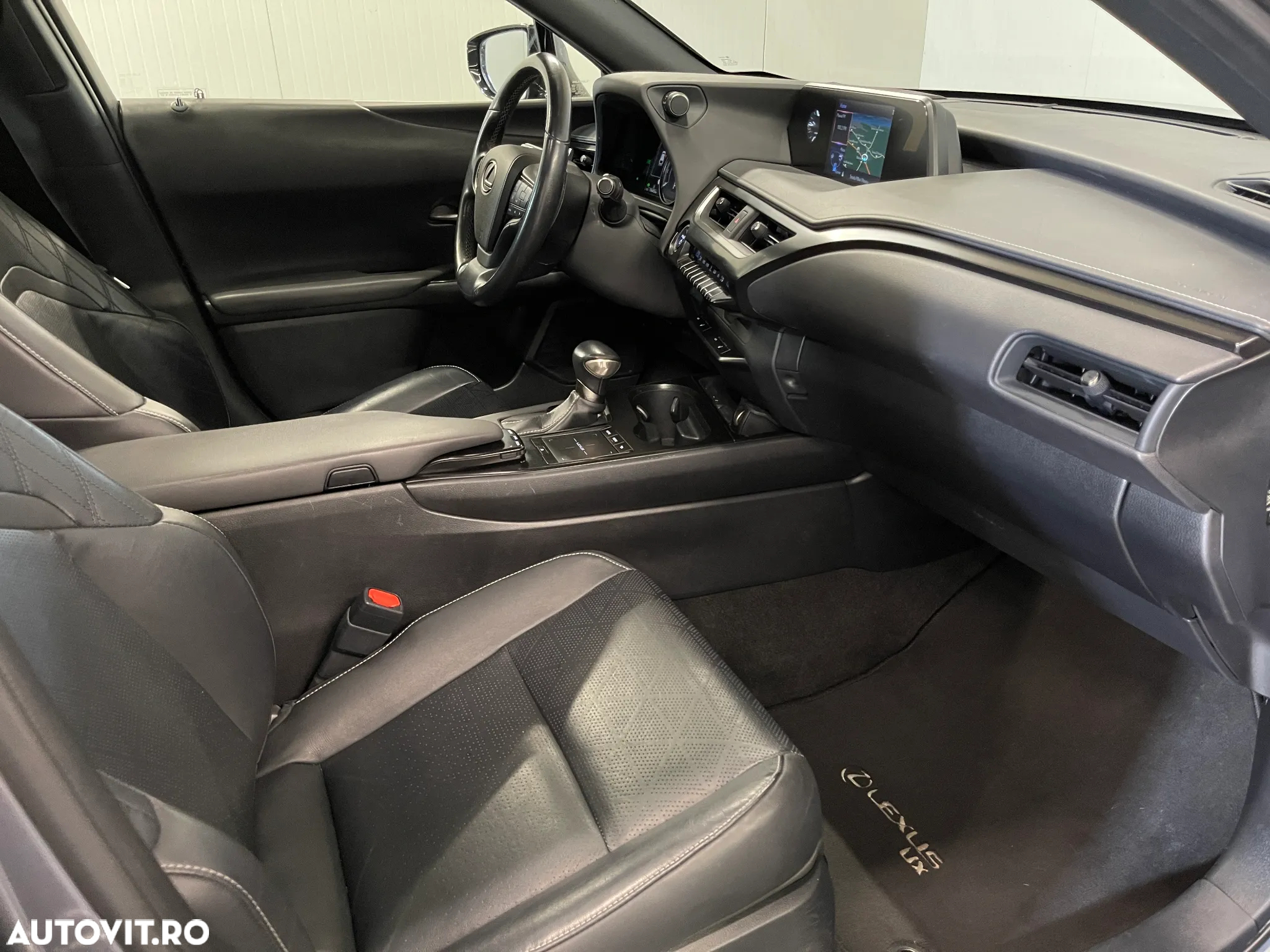 Lexus UX 250h 2.0L HEV 20H- (178 HP) 4X4 CVT Luxury - 11