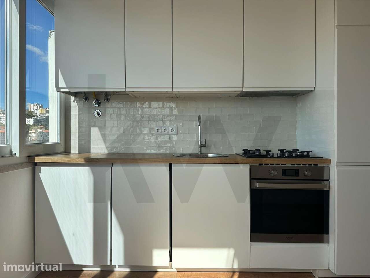 T2 Renovado em Queluz | Excelente Luz Natural e Vista Desafogada - Grande imagem: 2/16