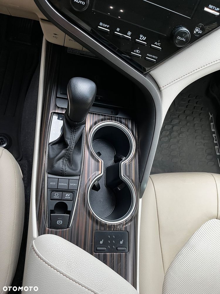 Toyota Camry 2.5 Hybrid Executive CVT - 10