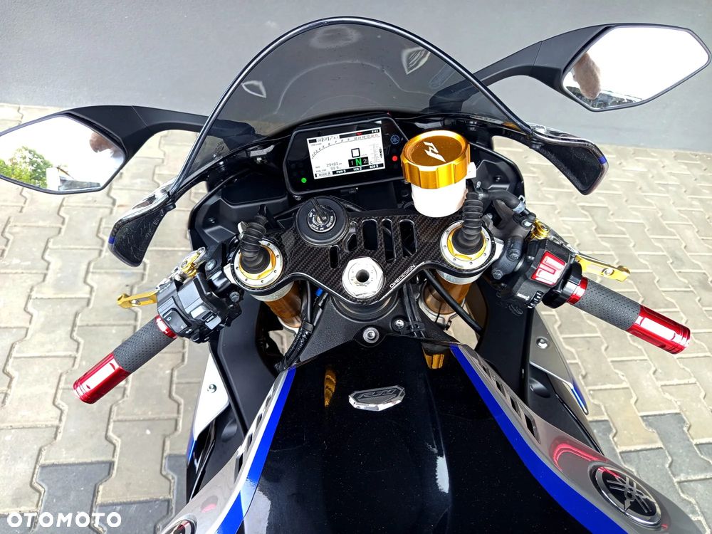 Yamaha R1 - 18
