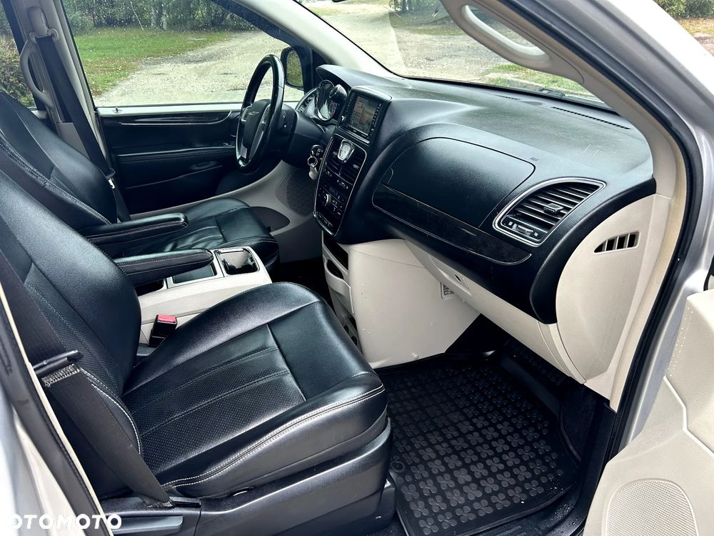 Chrysler Town & Country 3.6 Limited - 16