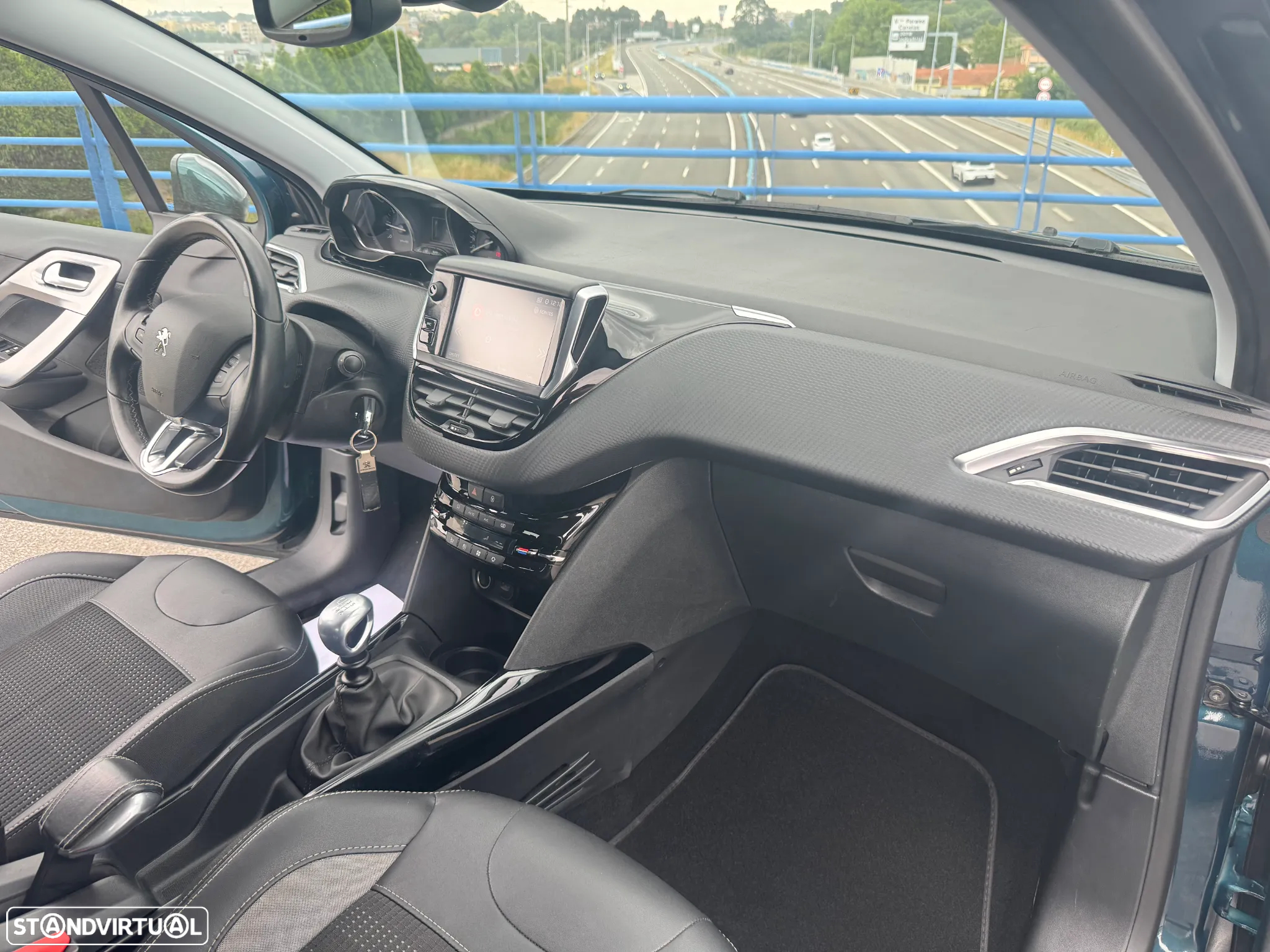 Peugeot 2008 1.2 PureTech Allure - 23