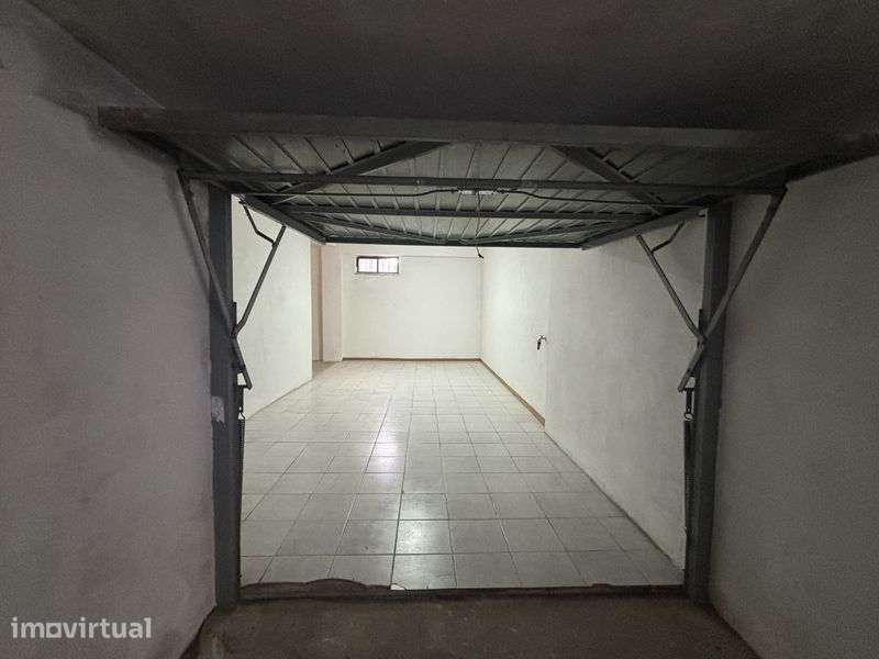 Garagem Espaçosa com Luz Natural e Agua - Grande imagem: 3/5