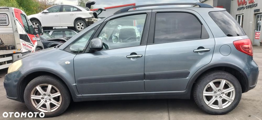 SUZUKI SX4 1.6 VVT 107KM ZY4 ZDERZAK PRZÓD KOMPLETNY KLAPA DRZWI PRAWY LEWE TYŁ PRZÓD MASKA BŁOTNIK LAMPA PAS PRZEDNI SZYBA LUSTERKO SILNIK SKRZYNIA CAŁY NA CZĘŚCI - 4