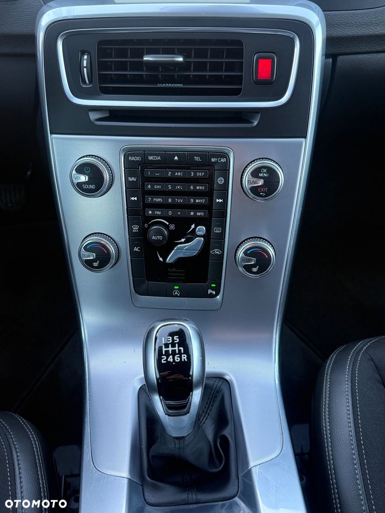Volvo V60 D2 Summum - 32