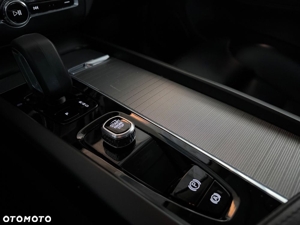Volvo XC 60 B4 D Plus Dark - 36