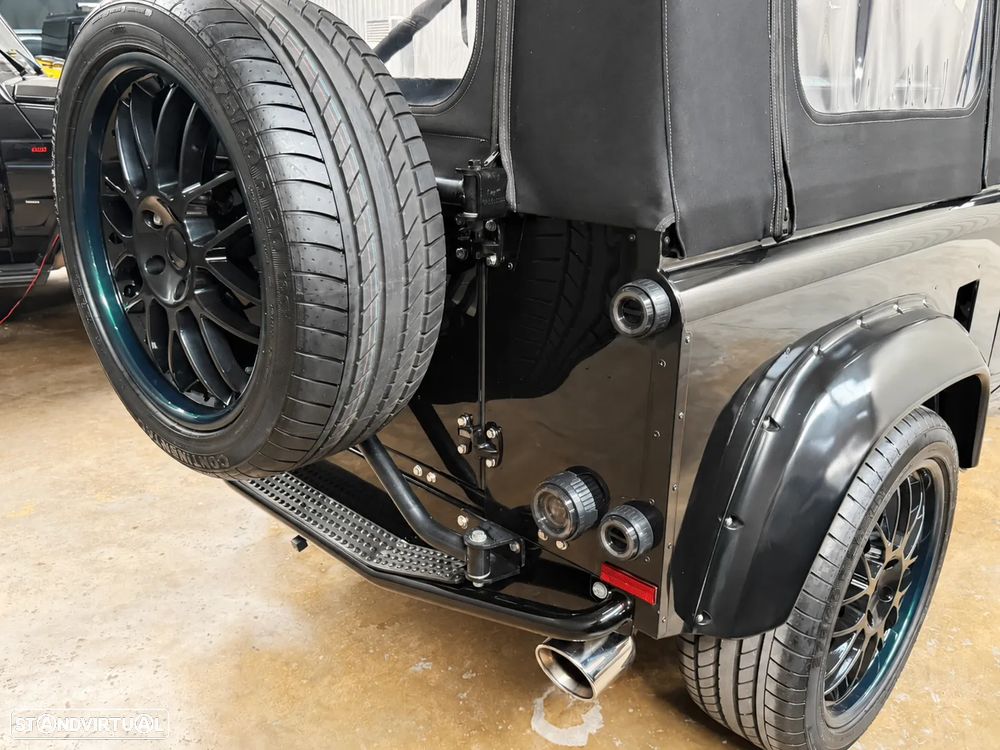 Land Rover Defender - 54