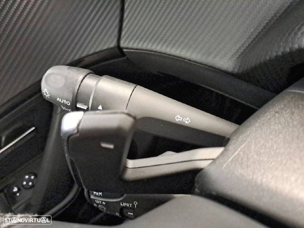 Peugeot 2008 1.2 PureTech Allure EAT8 - 14