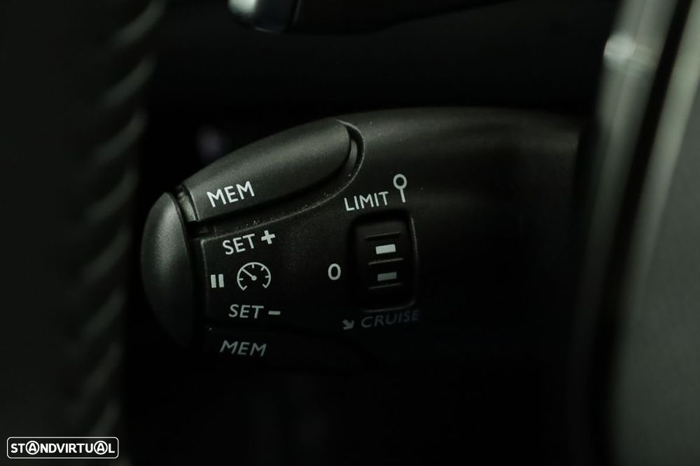 Peugeot 2008 1.2 Hybrid Allure e-DCS6 - 17