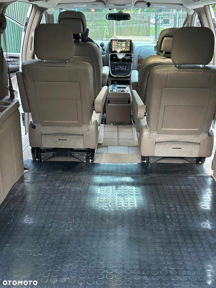 Chrysler Town & Country - 17