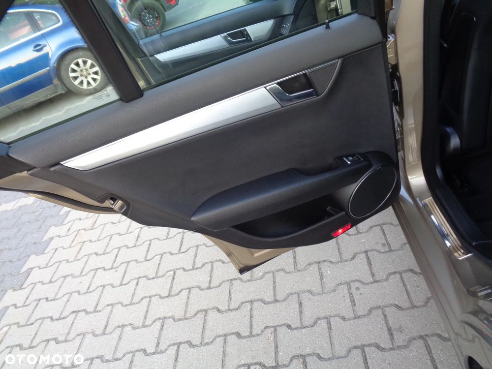 Mercedes-Benz Klasa C 200 (BlueEFFICIENCY) Avantgarde - 40