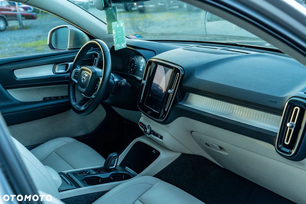 Volvo XC 40 T5 AWD Geartronic Momentum Pro - 23