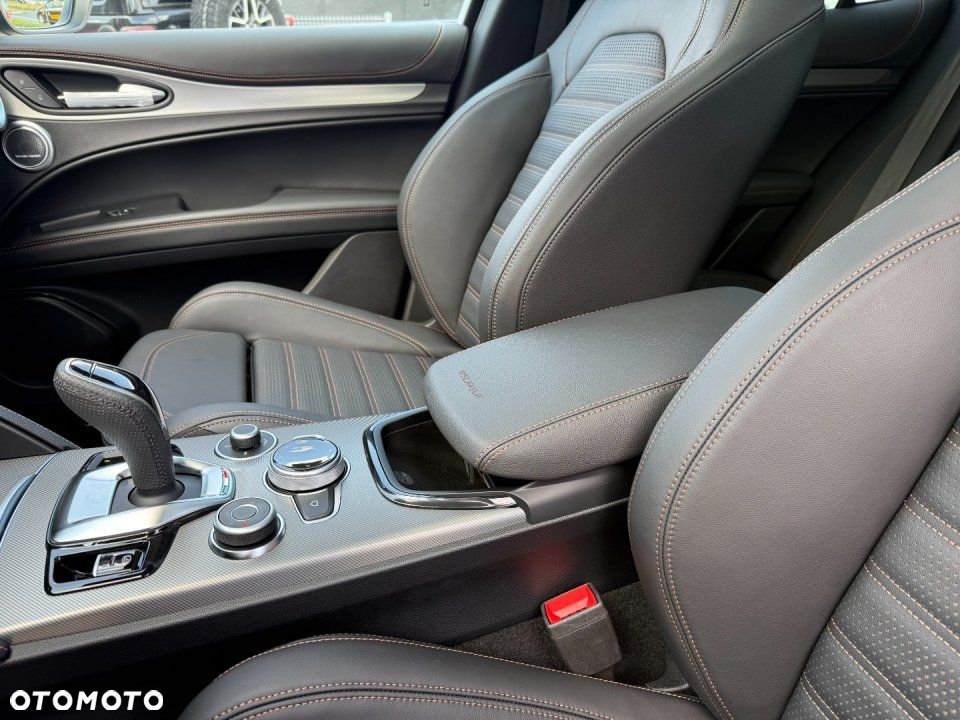 Alfa Romeo Stelvio - 8