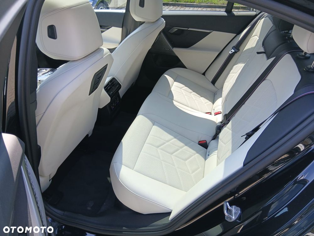 BMW Seria 5 530e PHEV M Sport - 24