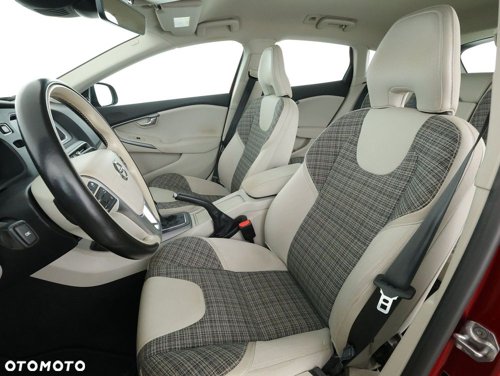 Volvo V40 Cross Country - 24
