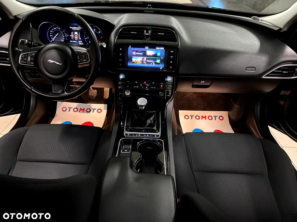 Jaguar XE 2.0 D Prestige - 10