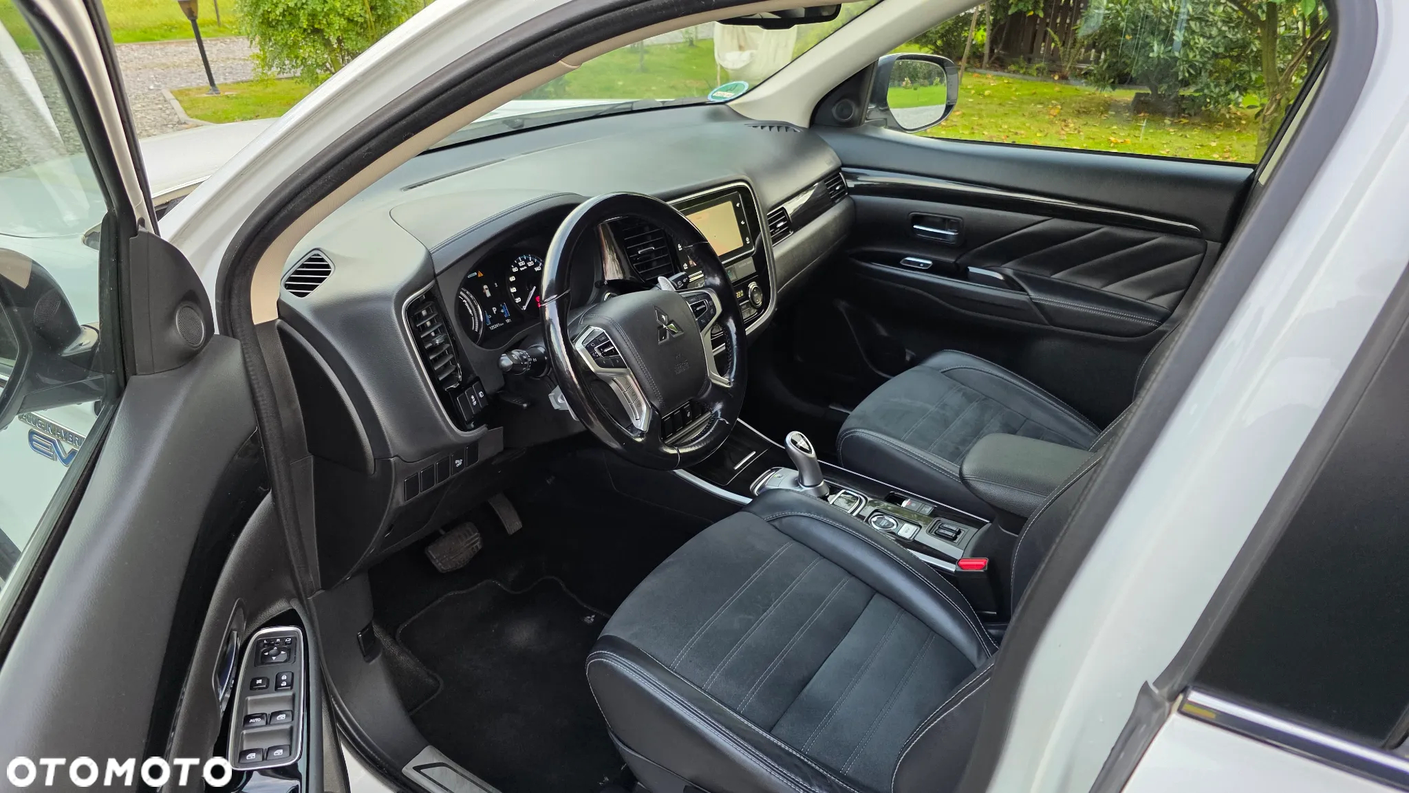 Mitsubishi Outlander PHEV Intense + - 11