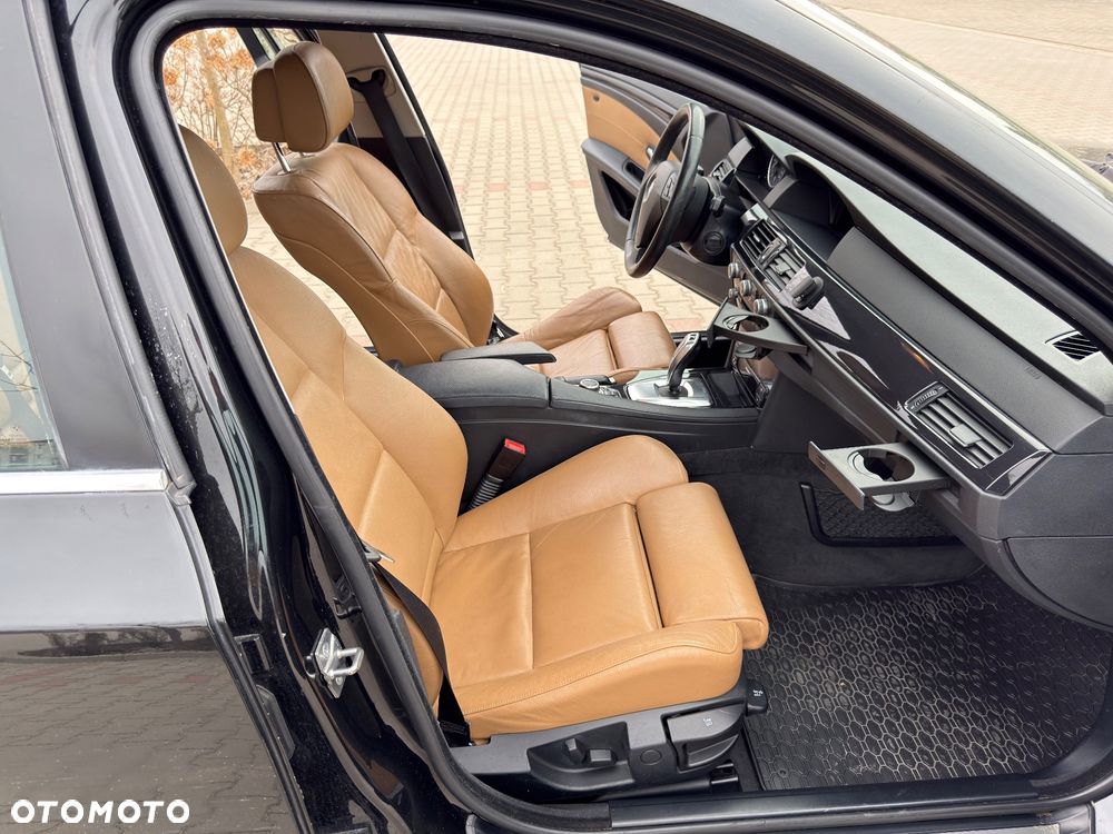 BMW Seria 5 525d xDrive - 12
