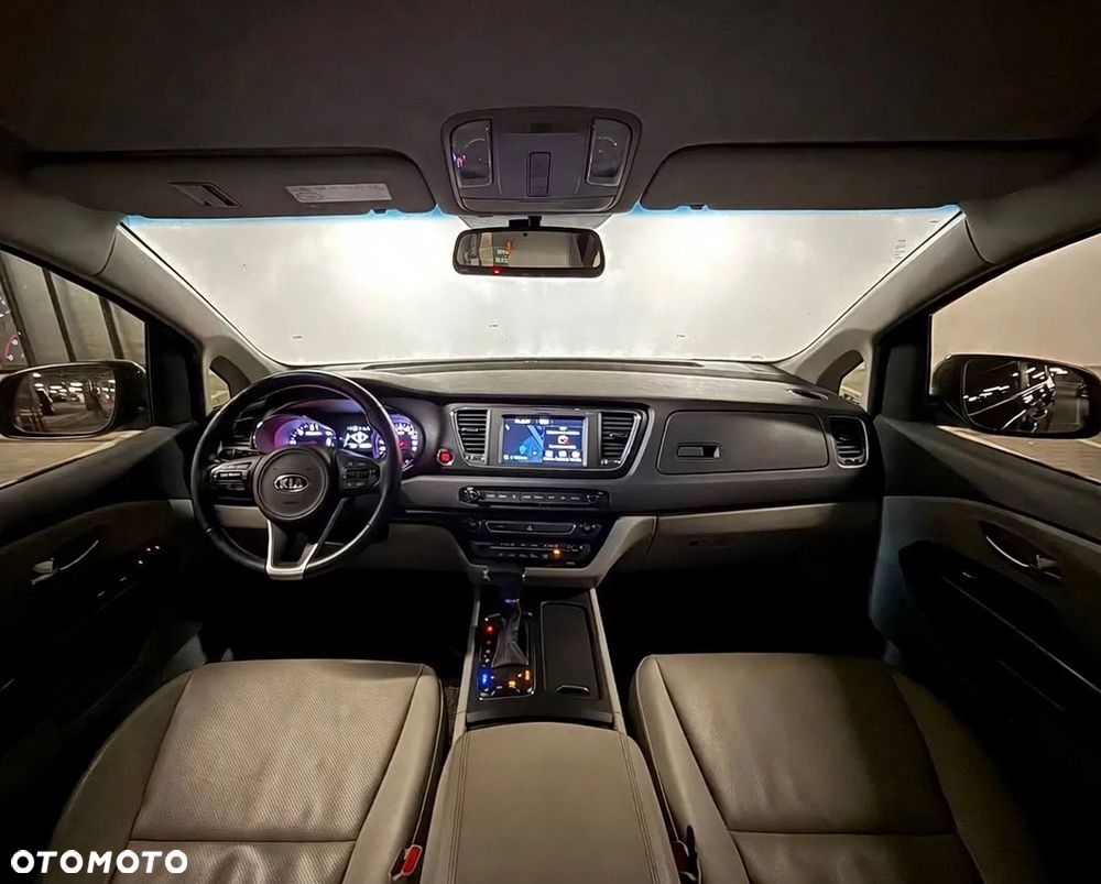 Kia Carnival - 12