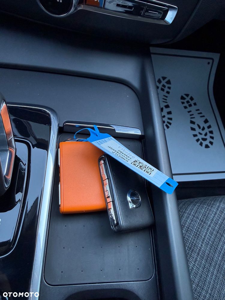 Volvo XC 60 B4 D AWD Plus Dark - 35