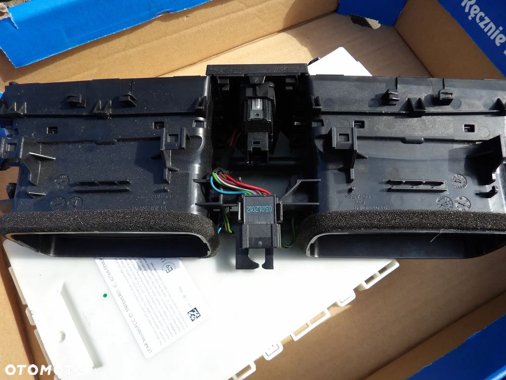 BMW - F30,F31,F32 - KRATKA NAWIEWU ŚRODKOWA - 9218552 - 2