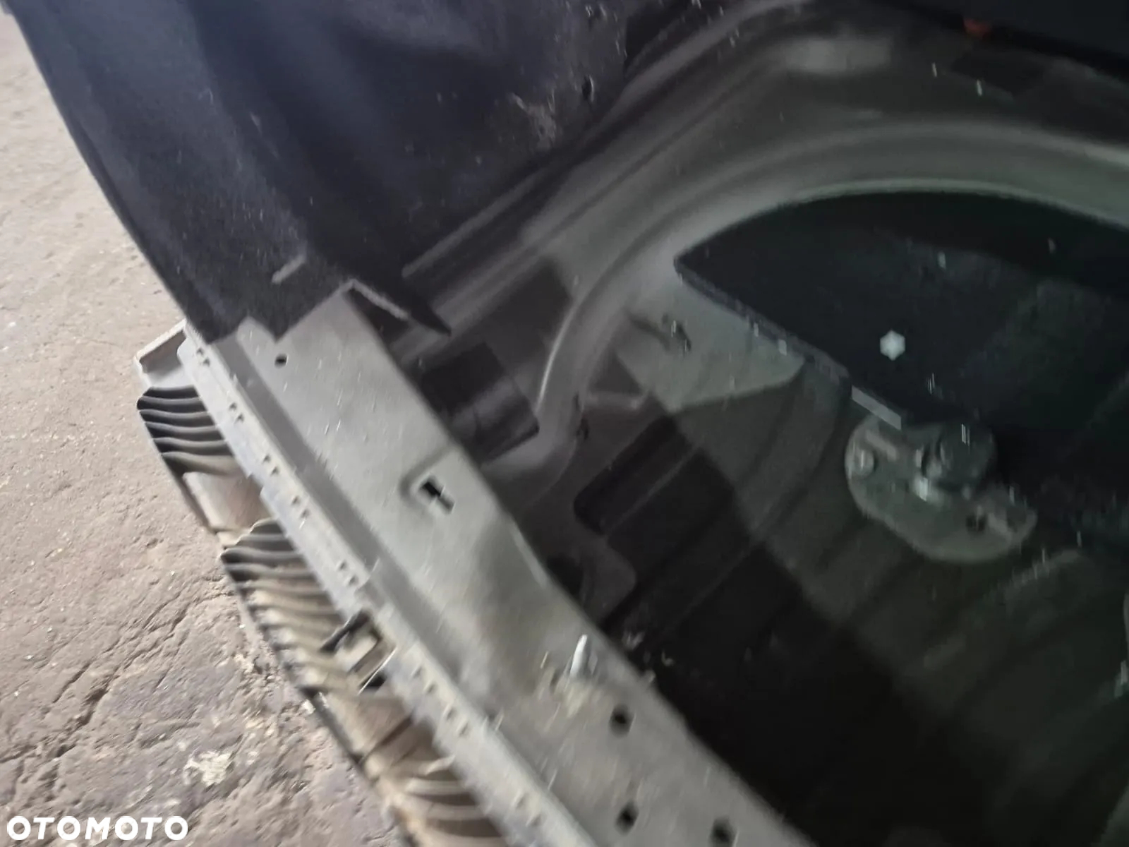 WANNA TYŁ , ĆWIARTKA VW TOURAN 5TA - 5