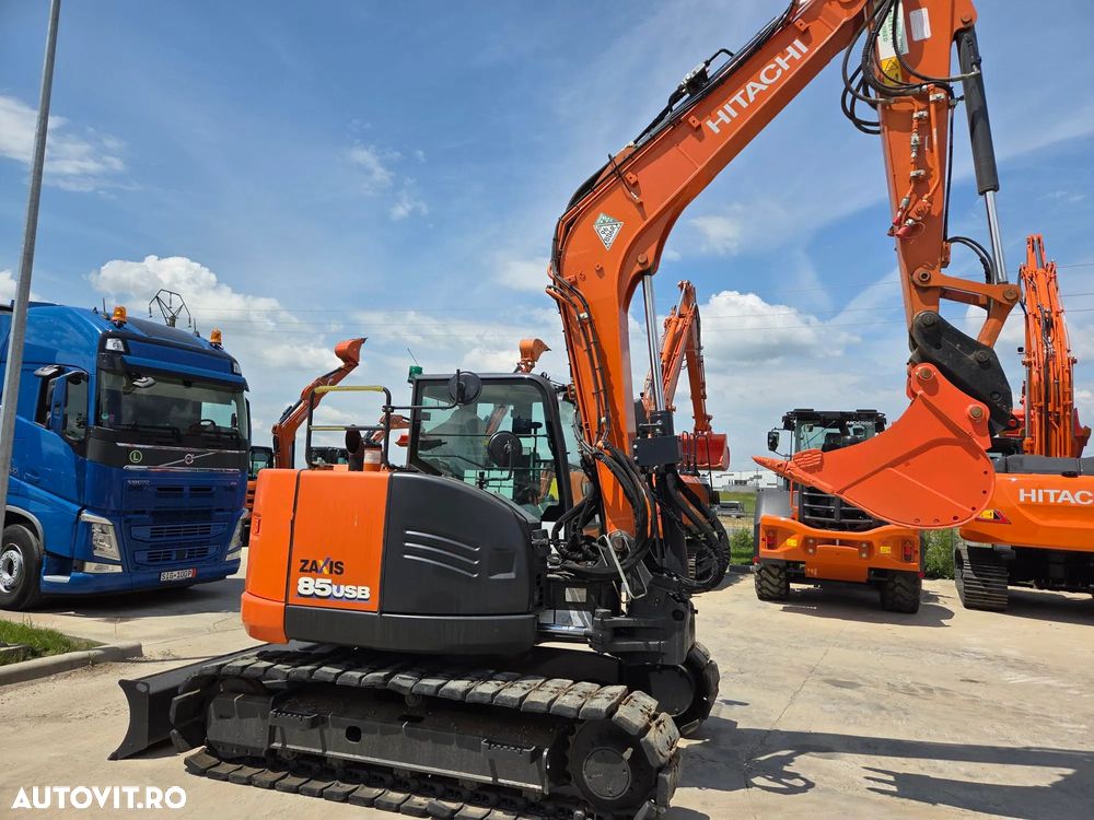 Hitachi ZX85-6, 2022, 2.491h, Masa operationala 8,6t, cupla rapida HIDRAULICA+3 CUPE NOI, senile paduri cauciuc, inst picon si inst rotire pe brate, ad sapare 5m, ridica 3,8t, aer cond, LAMA, STARE FOARTE BUNA, posibil leasing 4 ani-PROMOTIE 62.900 EUR+Tva - 4