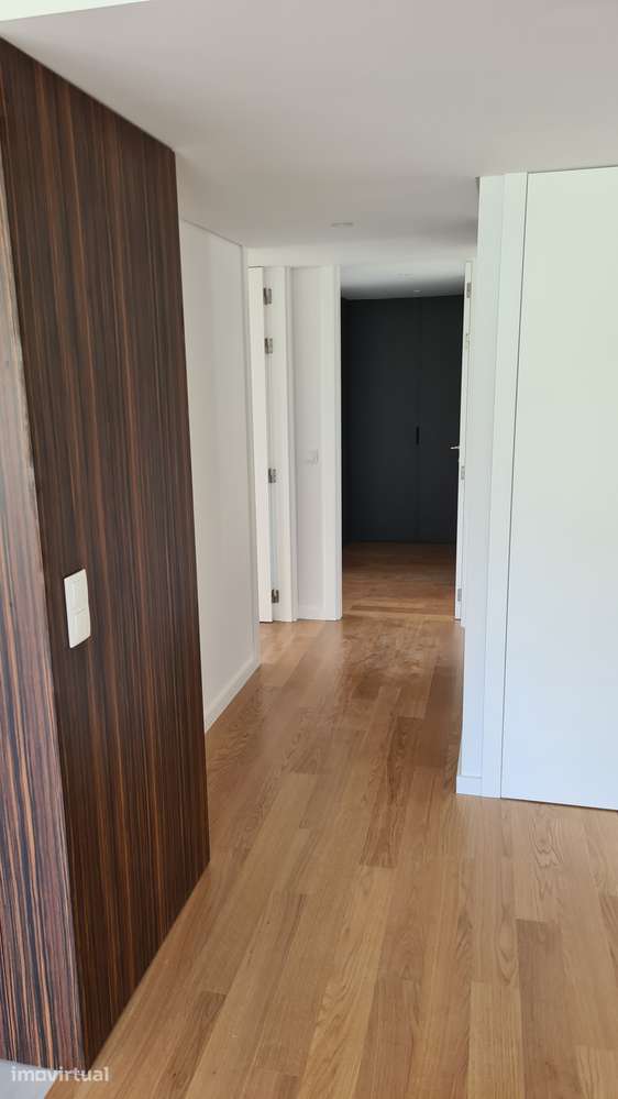 T2 totalmente mobilado e equipado | Varanda 35,79 m² | Garagem dupla - Grande imagem: 3/10